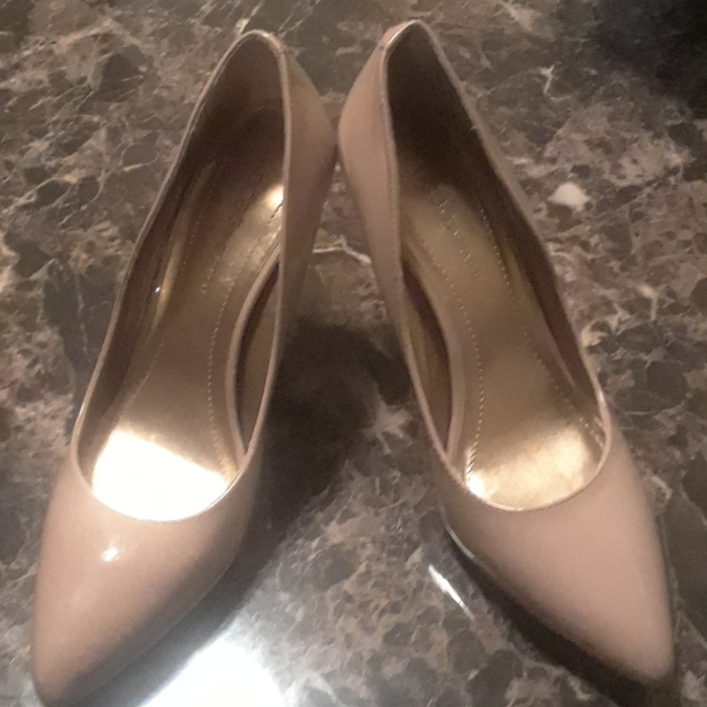 Bcbg nude pumps